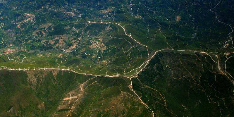 从论坛到AI：虚拟偶像与迷因生产如何重塑社区文化的主体性