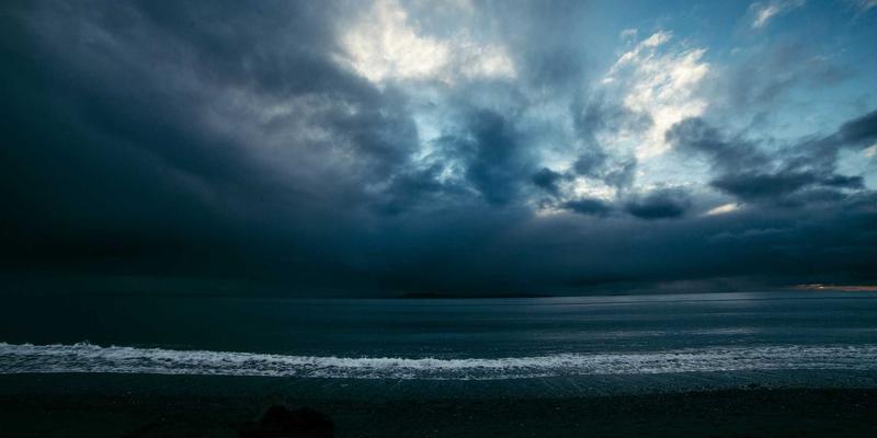 社交媒体迷因传播解码：小众文化如何突破圈层引发大众共鸣的用户行为分析